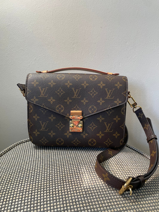 Preloved Louis Vuitton Pochette Metis Crossbody Bag
