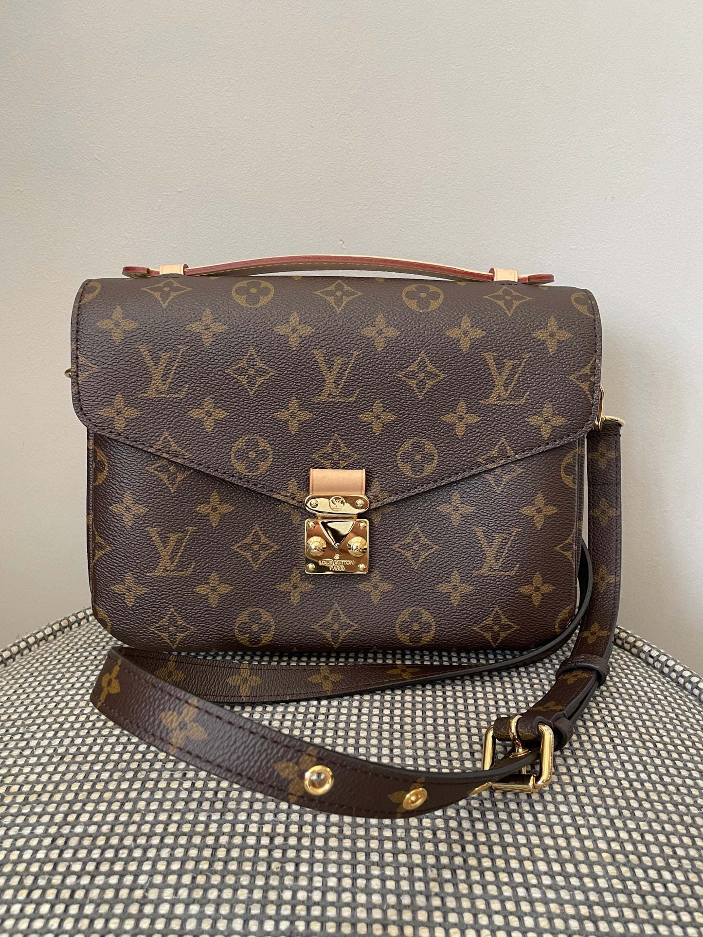 Preloved Louis Vuitton Pochette Metis Crossbody Bag