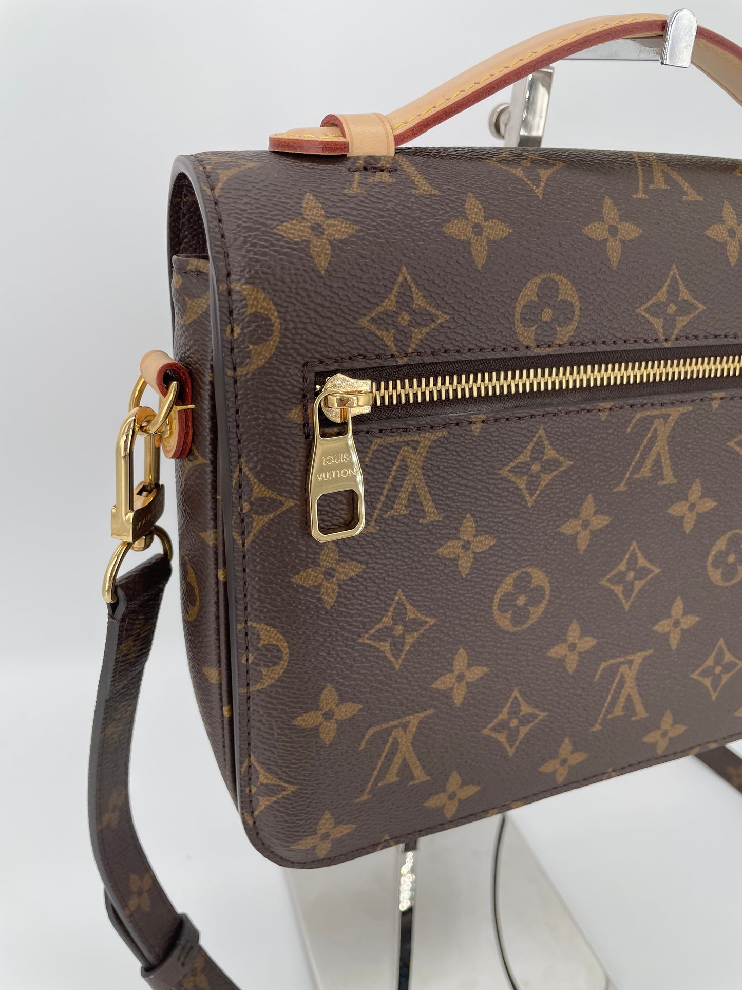 Preloved Louis Vuitton Pochette Metis Crossbody Bag