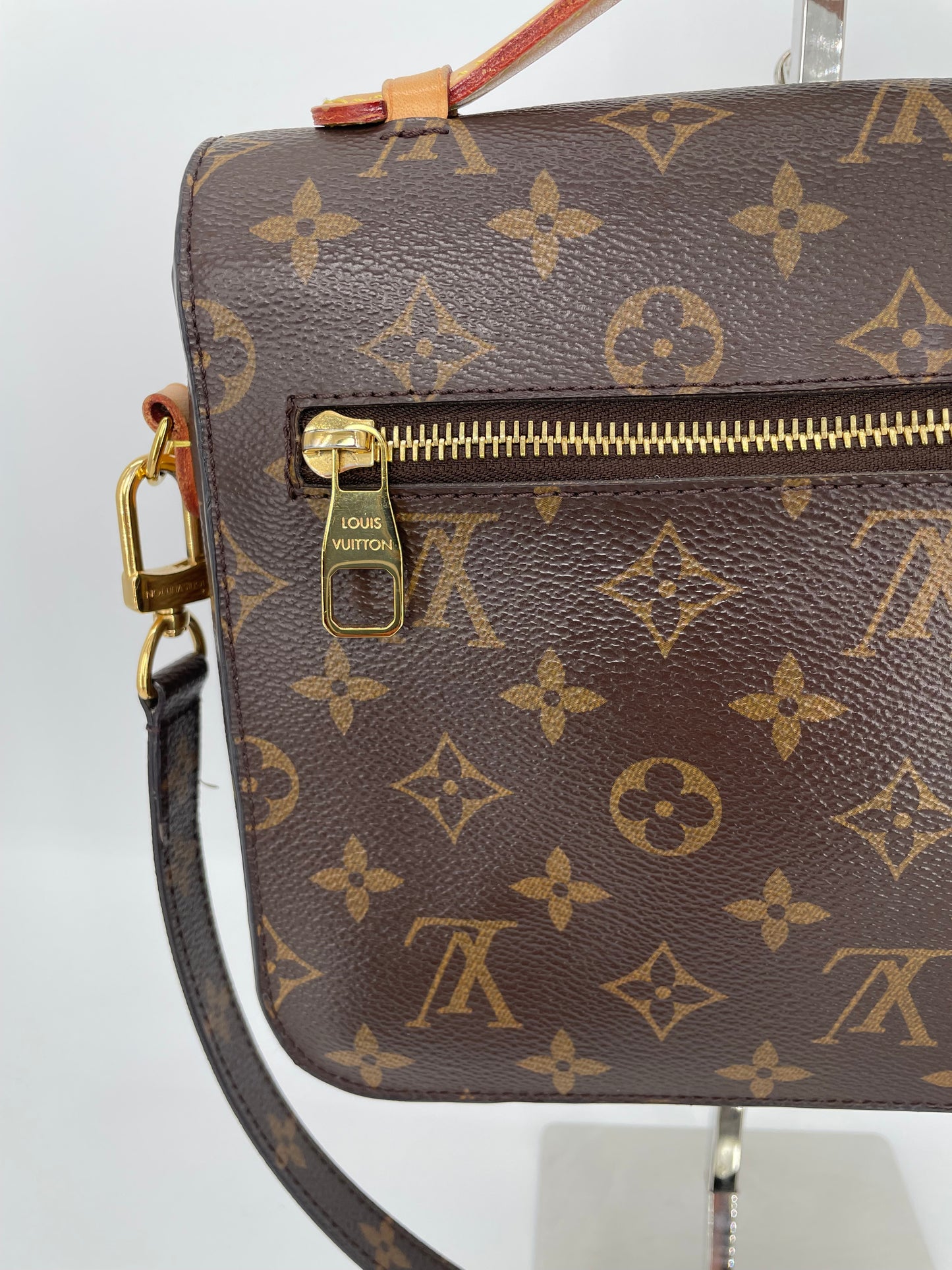 Preloved Louis Vuitton Pochette Metis Crossbody Bag