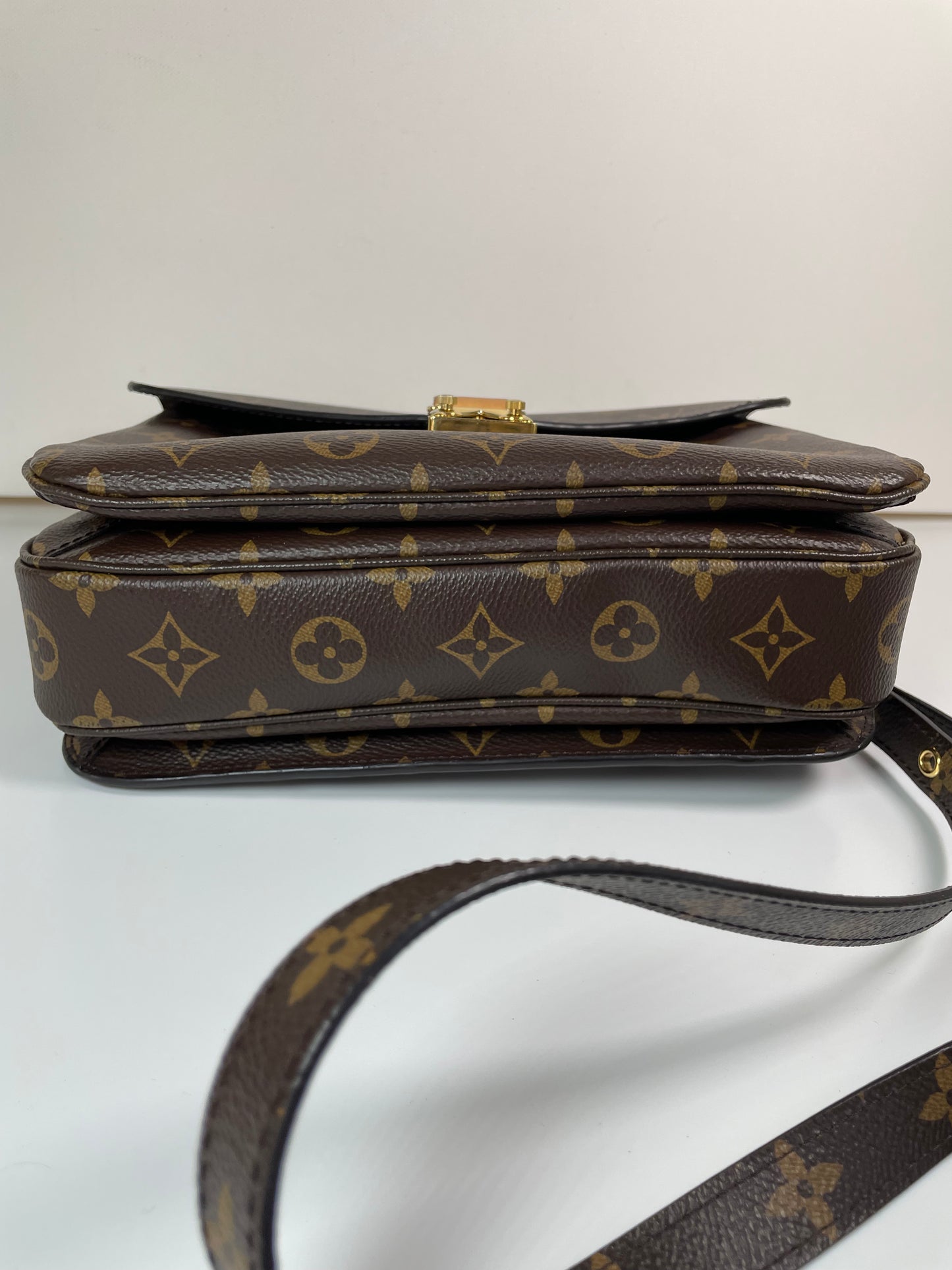 Preloved Louis Vuitton Pochette Metis Crossbody Bag