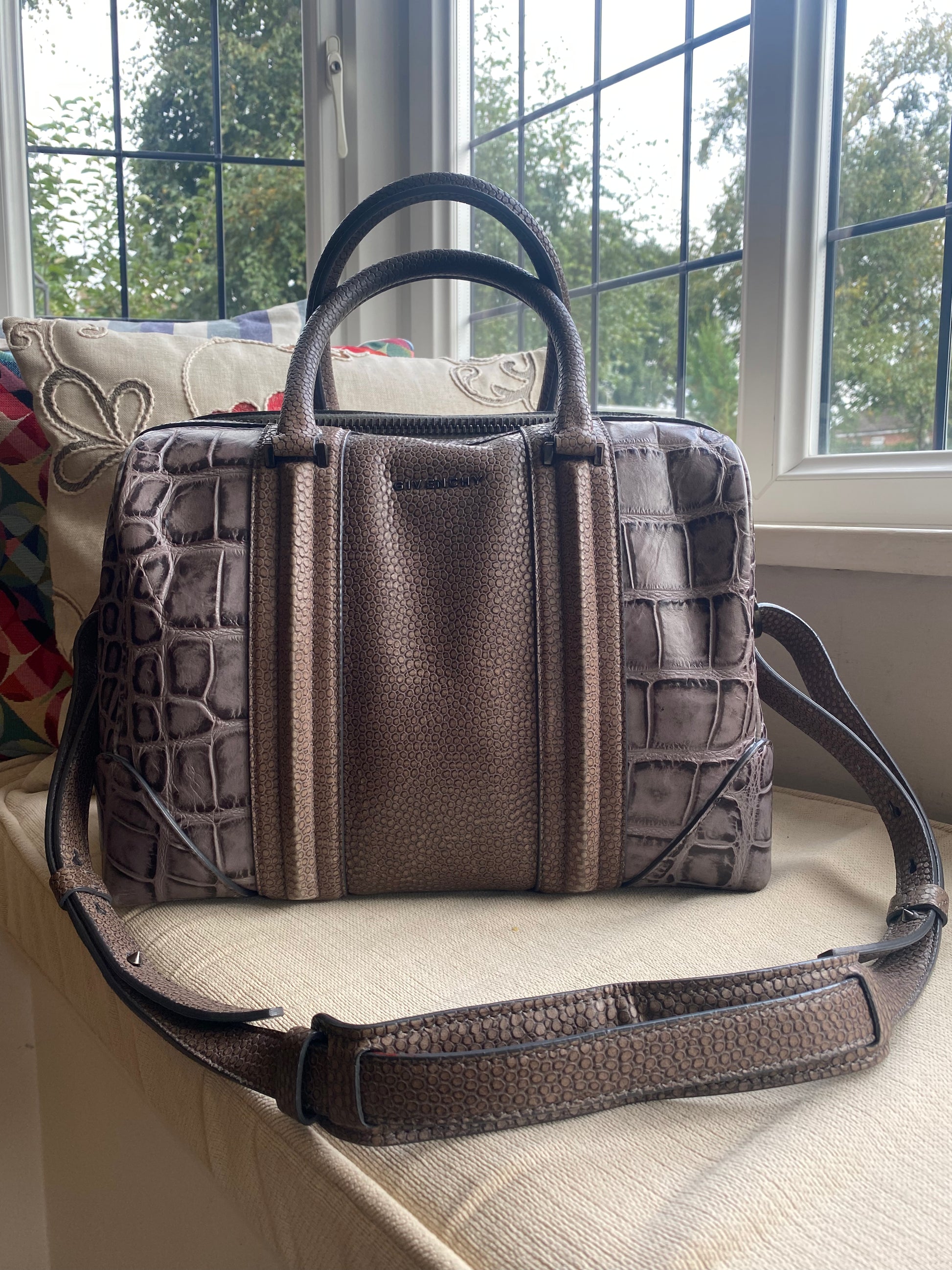 Preloved Givenchy Lucrezia Bowling Bag Carry Kind